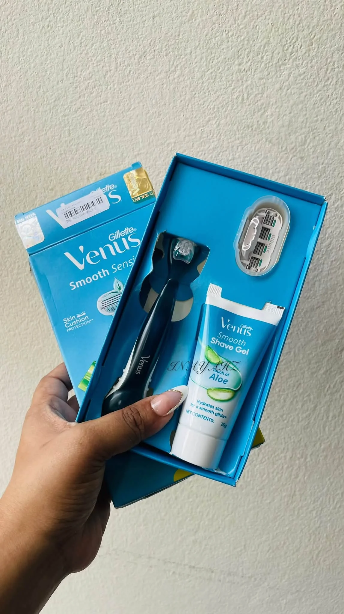 Venus Aloe Vera Women's Razor with Shaving Gel image 2