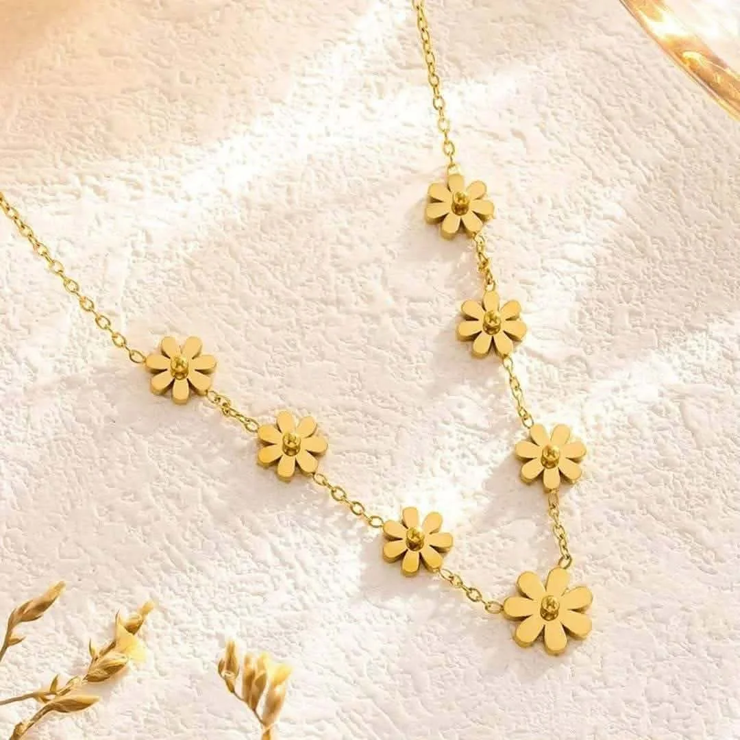 Daisy Flower Necklace for Women | Elegant Floral Pendant Necklace