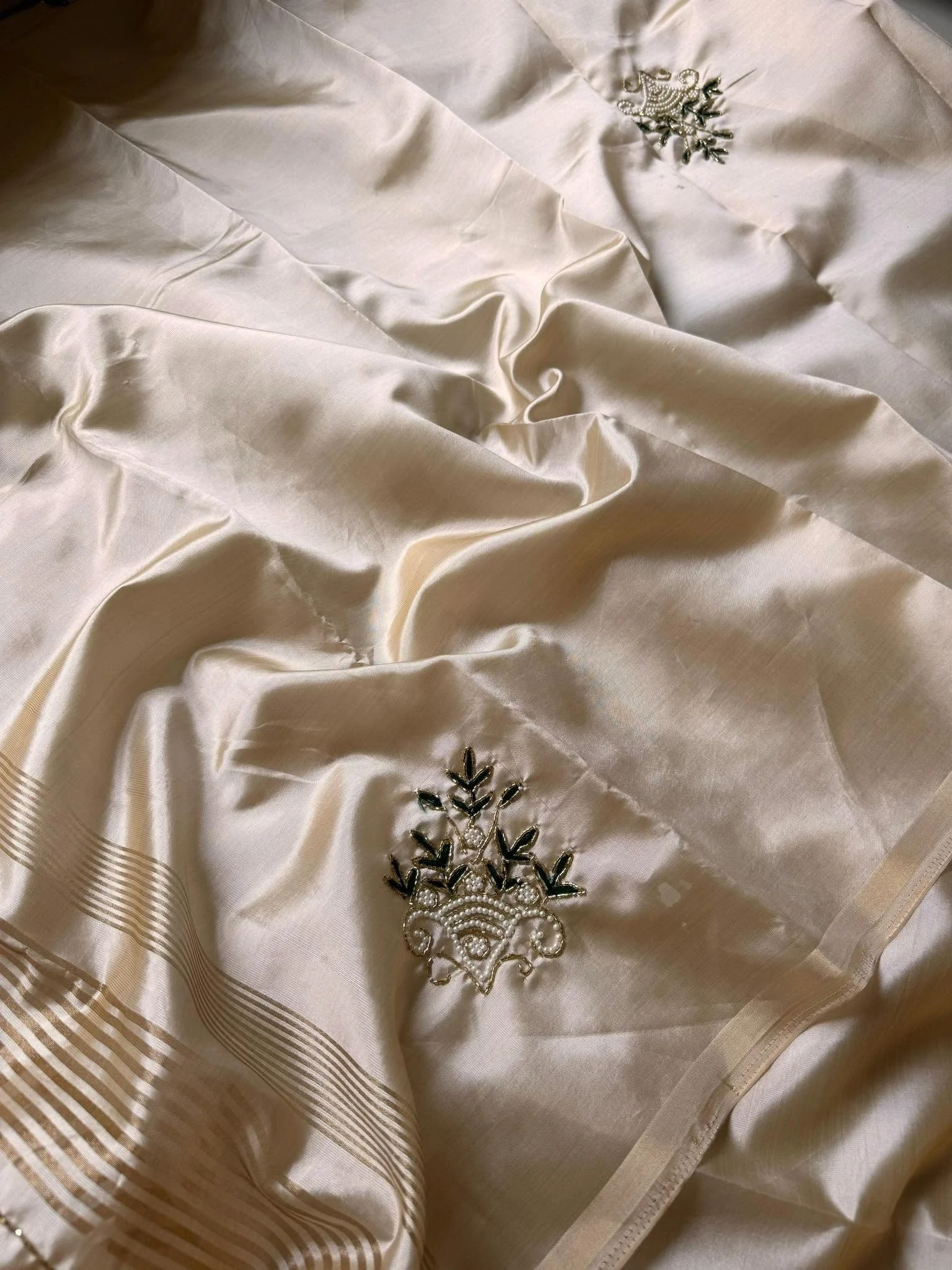 Pure Burrbury Silk With Glass Sirvoski Work And scalp Border || Blouse Running Burrburry Silk With Jarkan Neck Pattern