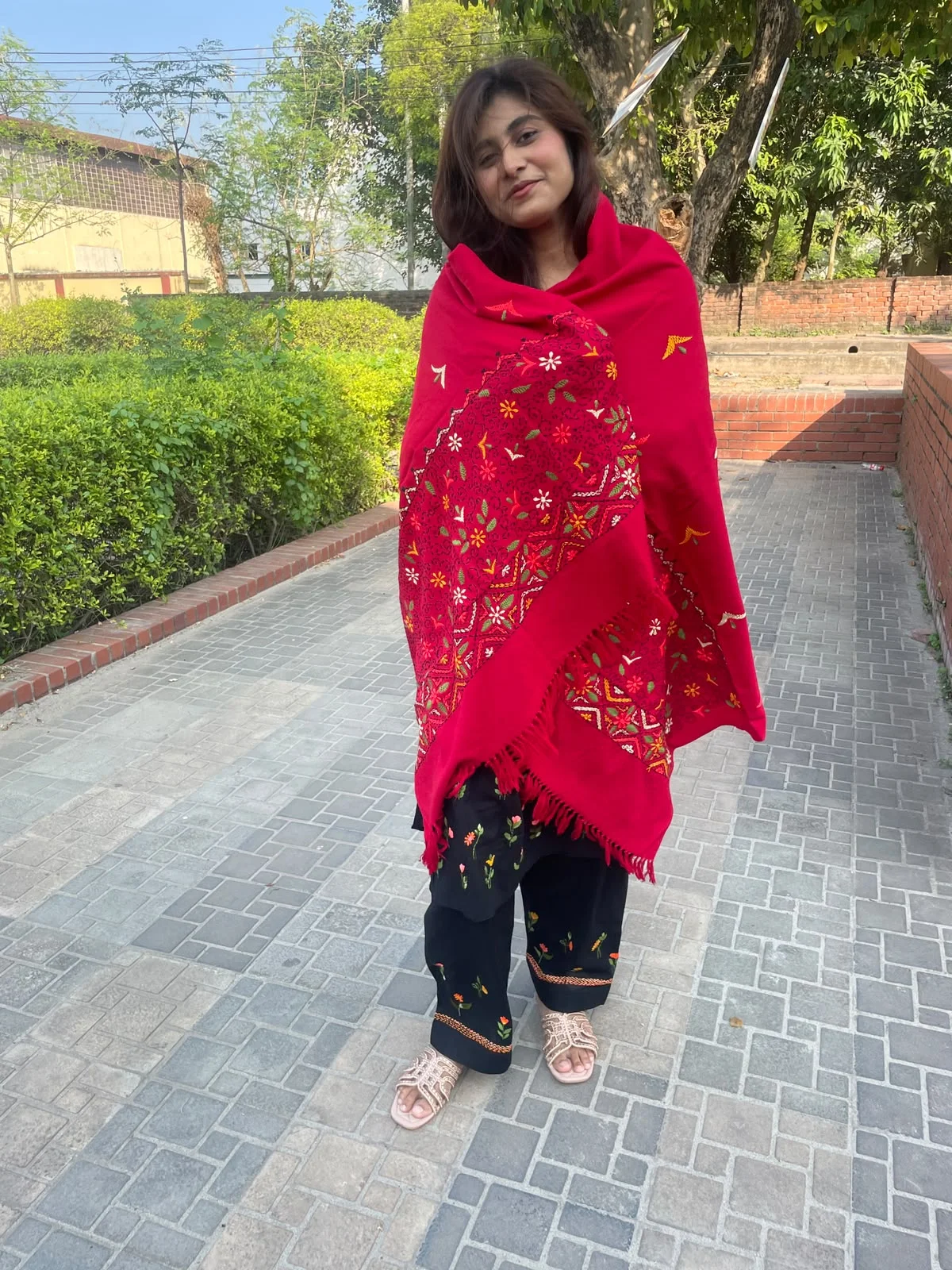 লাল উল শাল