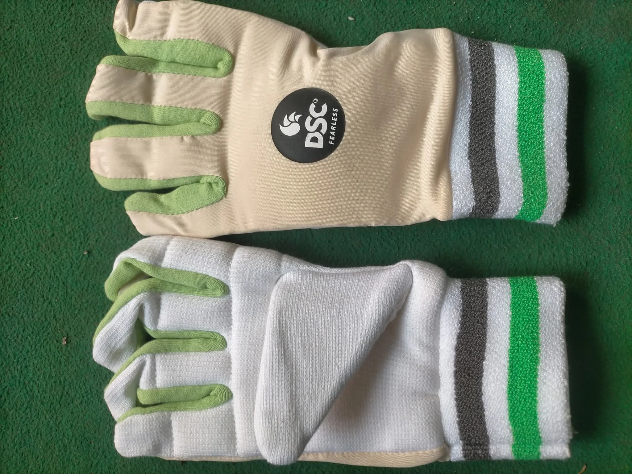 Dream Venture Premium Sports Gloves – White & Green